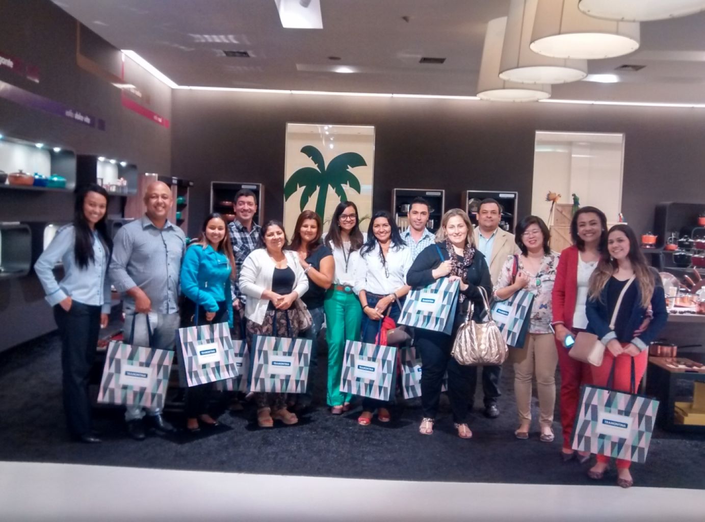 SINHORES leva empresários para visitar o Showroom da Tramontina