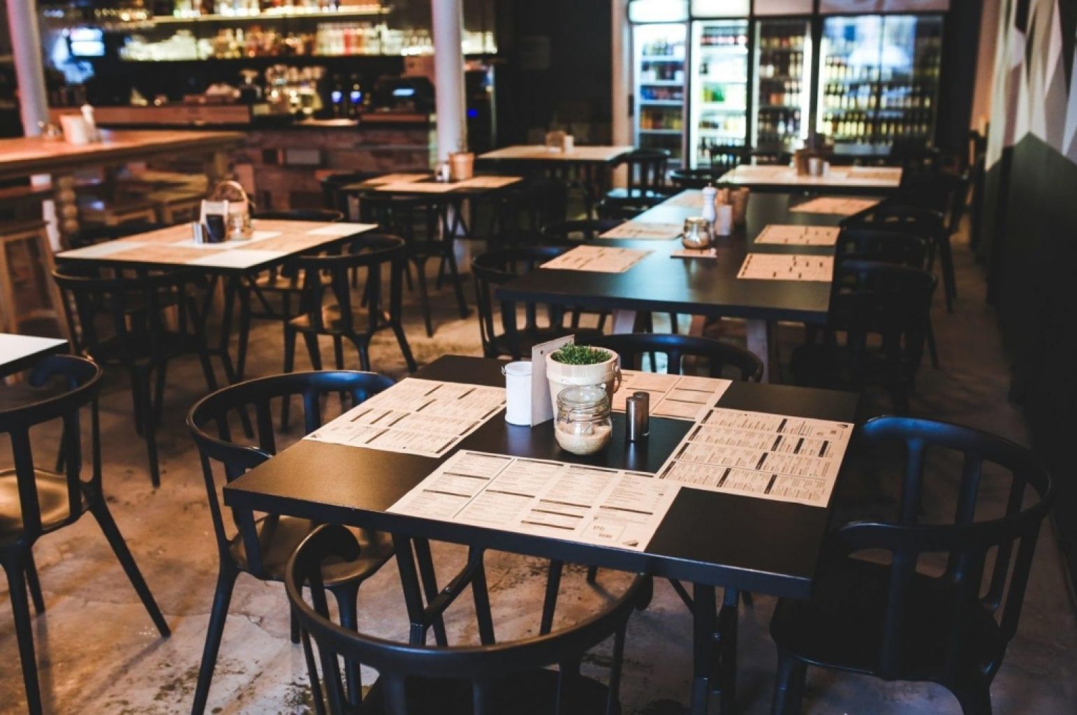 Comitê libera restaurantes para funcionar no feriado de Natal